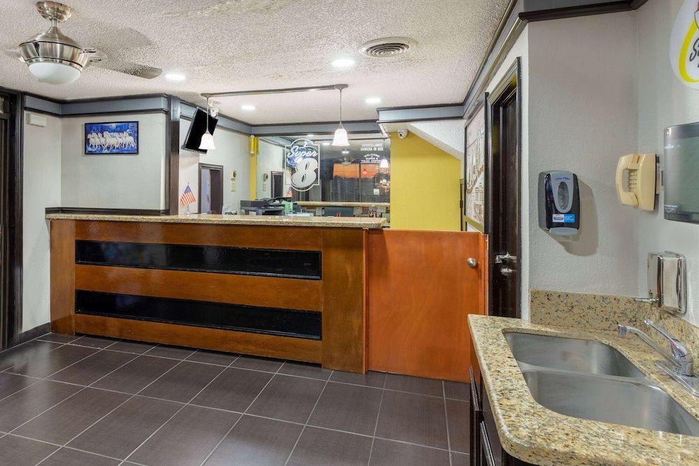 Super 8 by Wyndham Tulsa/Arpt/St Fairgrounds 3