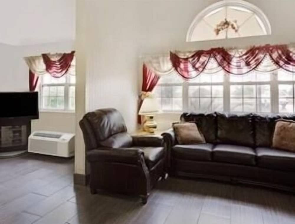 Microtel Inn & Suites by Wyndham Madison East 2