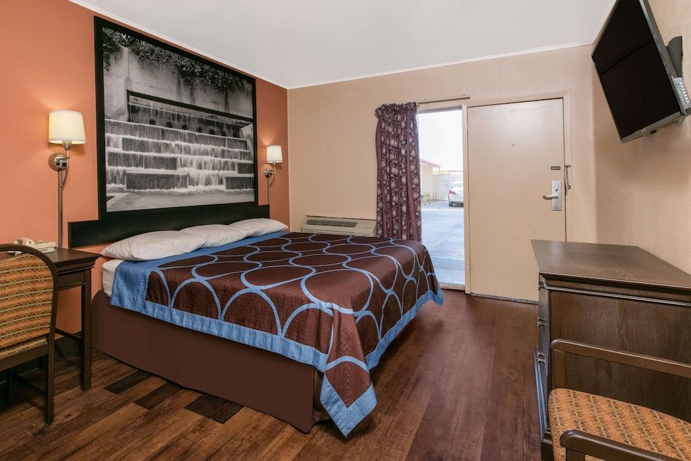 Super 8 by Wyndham Lubbock Civic Center North 3