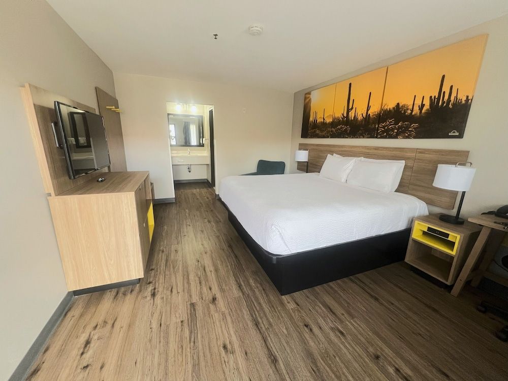 Days Inn by Wyndham Phoenix West 1