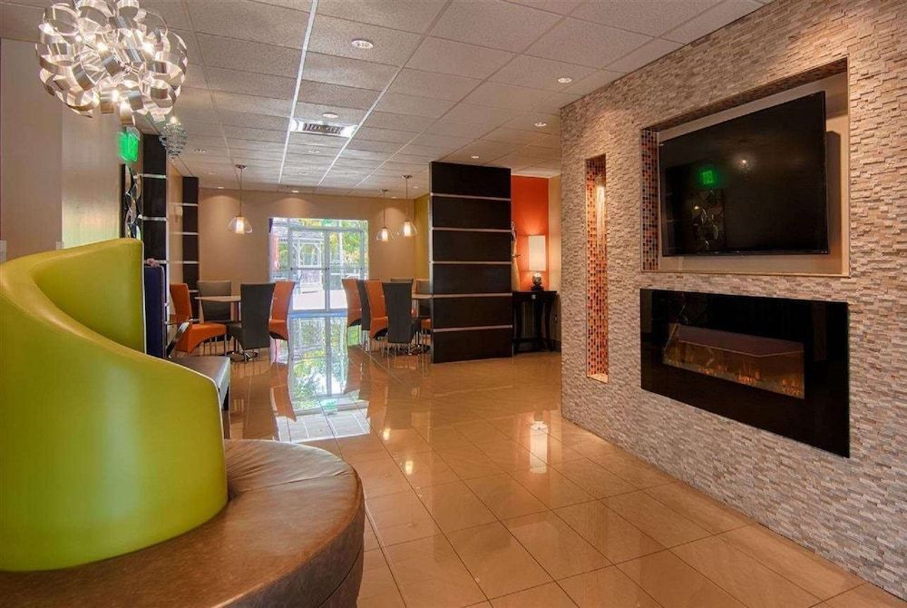 Days Inn Suites by Wyndham Bonita Springs 2