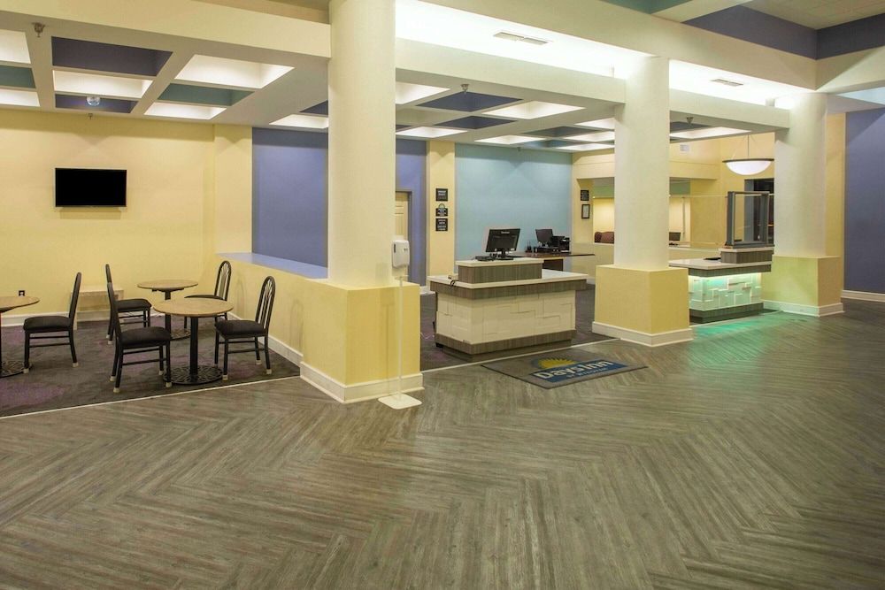 Days Inn by Wyndham Mobile I-65 2