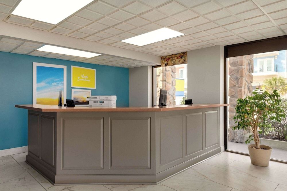 Days Inn by Wyndham Myrtle Beach-Beach Front 2