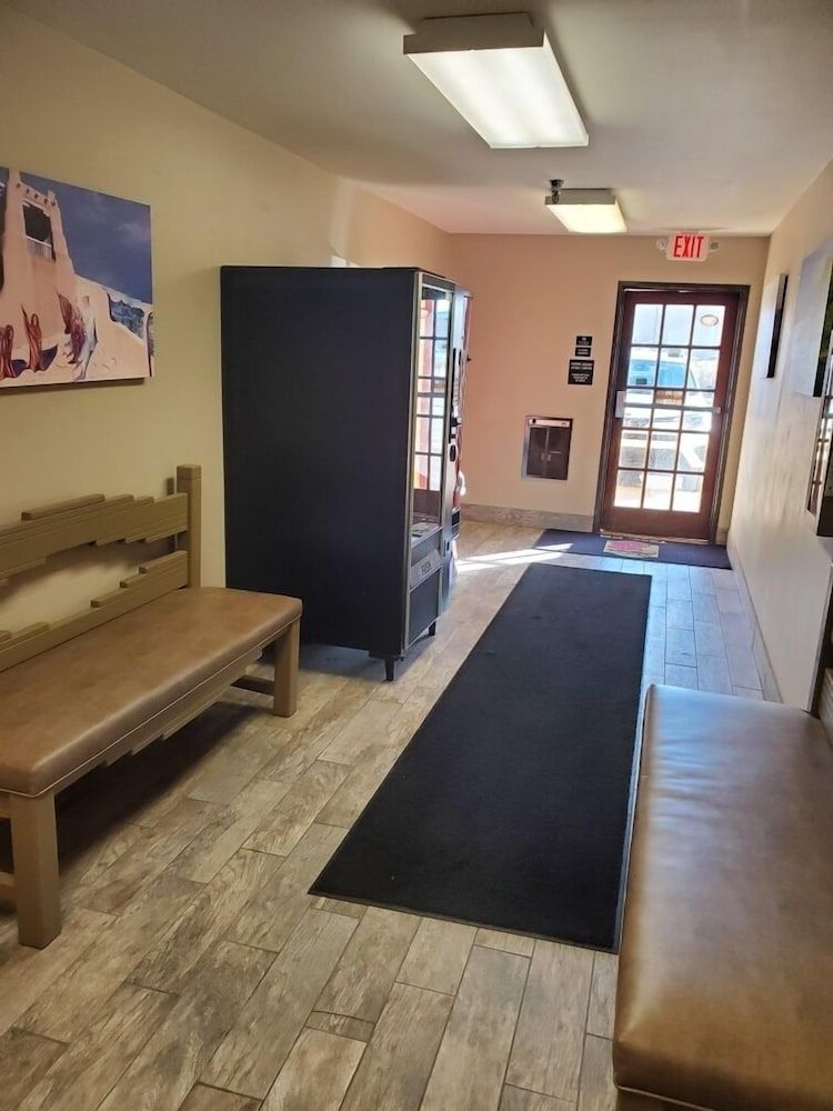 Super 8 by Wyndham Taos 2