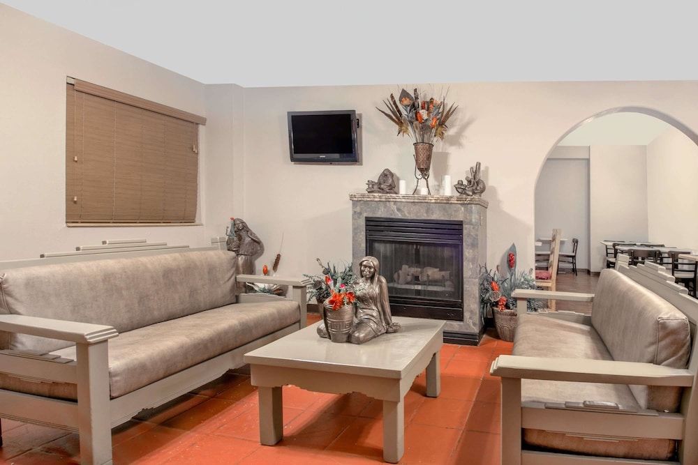 Super 8 by Wyndham Taos 3