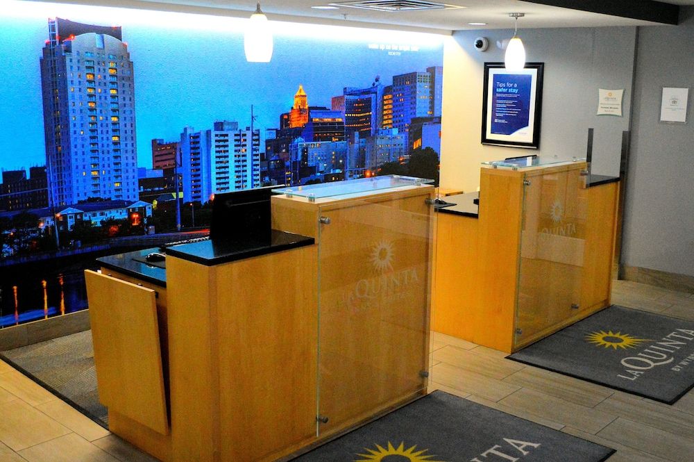 La Quinta Inn & Suites by Wyndham Rochester Mayo Clinic S 2