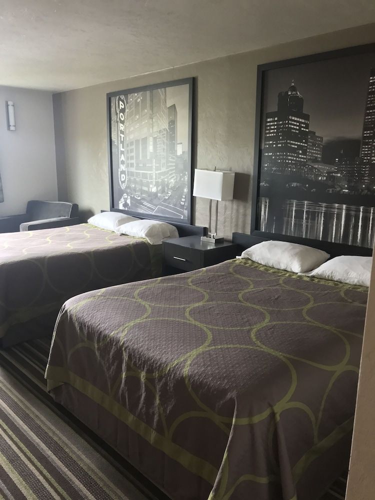 Super 8 by Wyndham Portland Airport 3