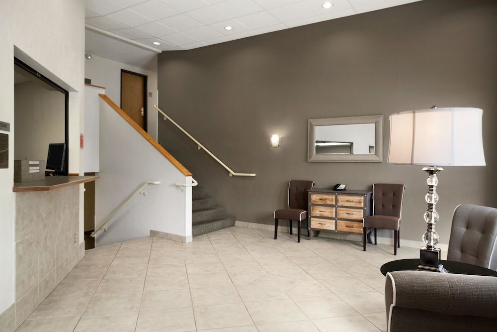 Super 8 by Wyndham Portland Airport 2