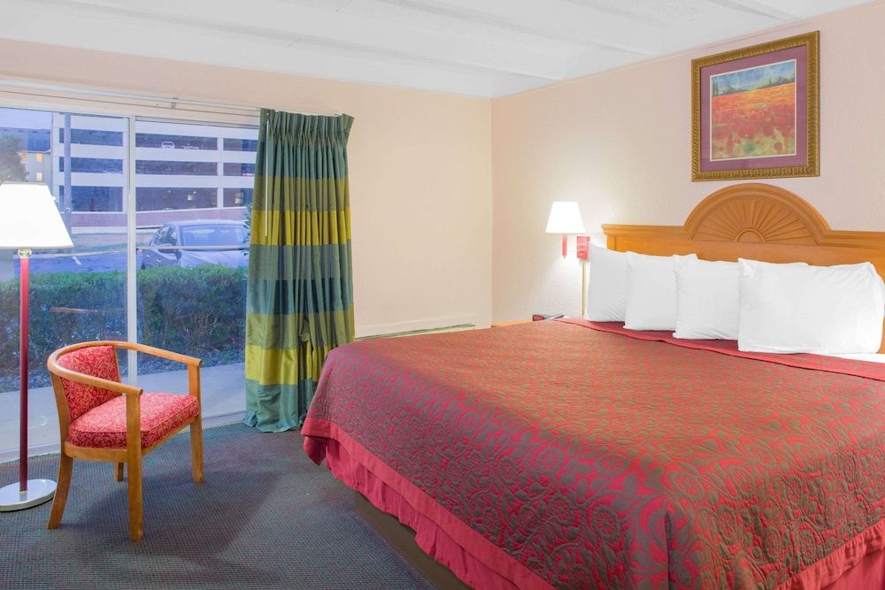Days Inn by Wyndham Tallahassee University Center 3