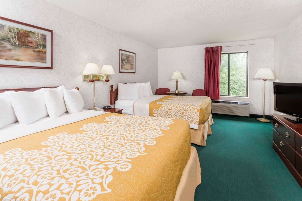 Days Inn by Wyndham Battlefield Rd/Hwy 65 3