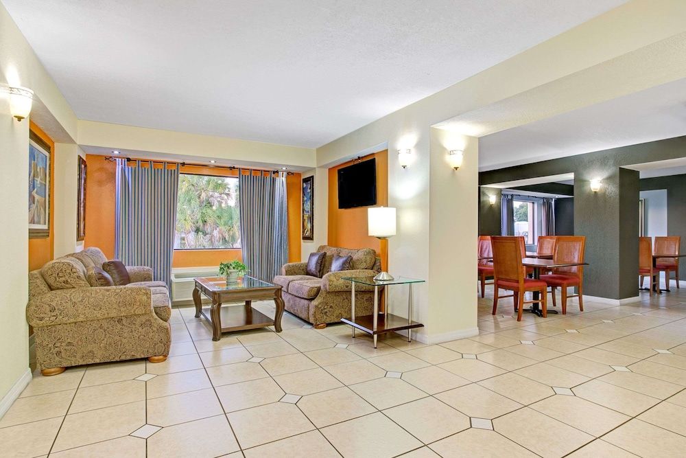 Days Inn & Suites by Wyndham Tampa near Ybor City 3