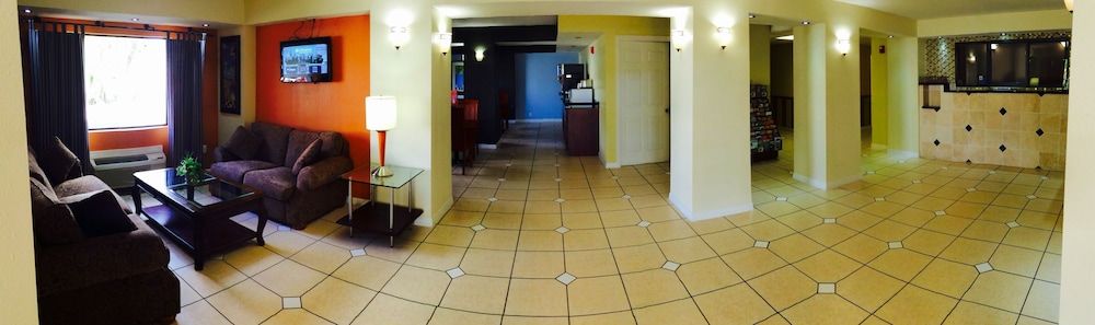 Days Inn & Suites by Wyndham Tampa near Ybor City 2