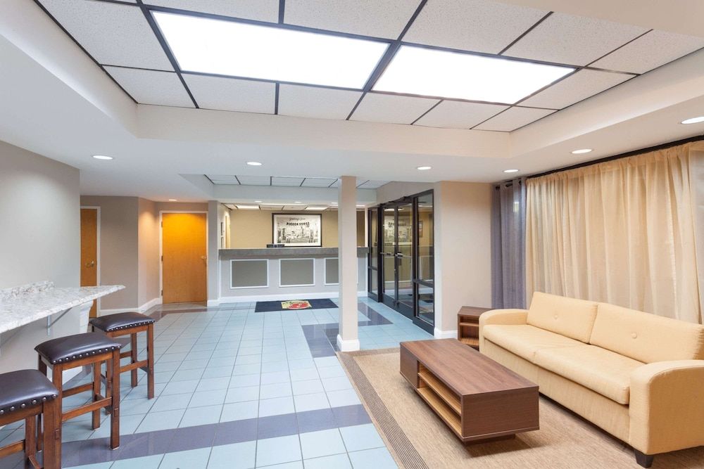 Super 8 by Wyndham Pigeon Forge Dollywood Lane 3