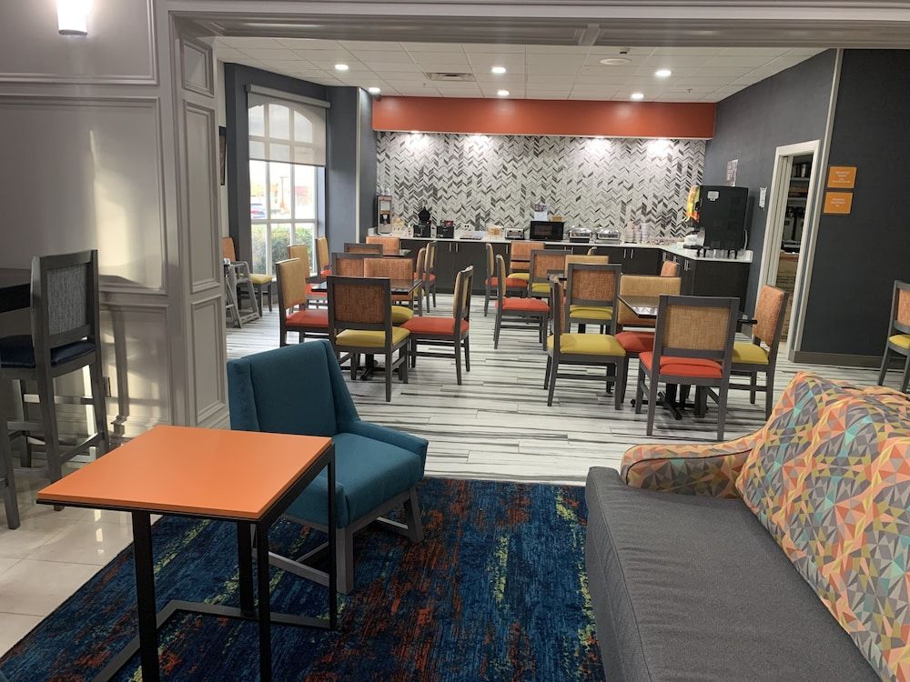 La Quinta Inn & Suites by Wyndham OKC North - Quail Springs 3