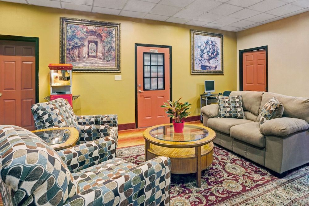 Days Inn by Wyndham Louisville Airport Fair and Expo Center 2