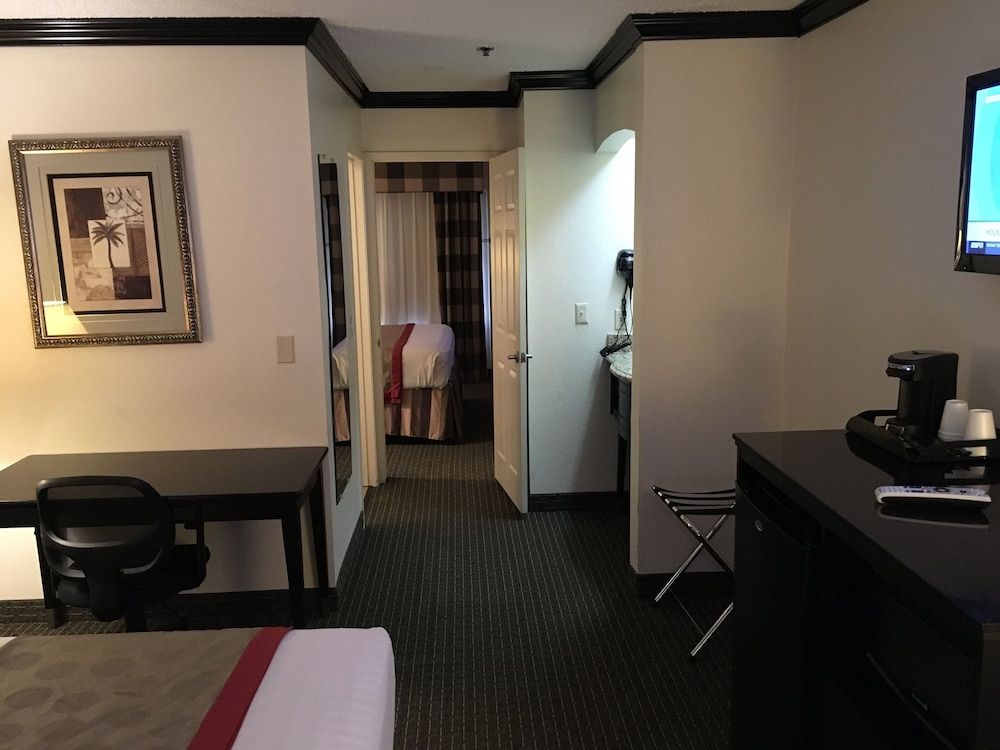 Ramada by Wyndham Ontario 3