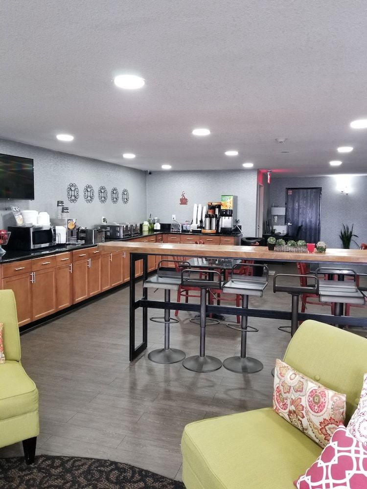 Super 8 by Wyndham Nashville Airport North 2