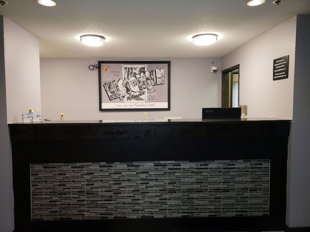 Super 8 by Wyndham Milwaukee Airport 3