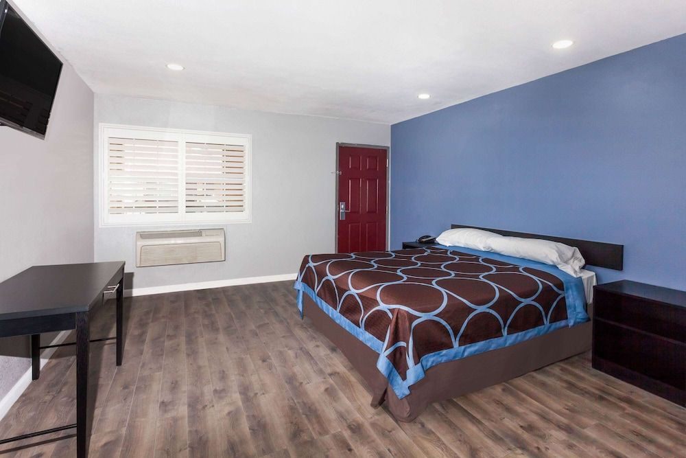 Super 8 by Wyndham Visalia 3