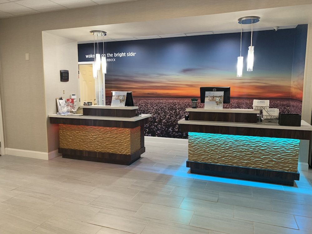 La Quinta Inn & Suites by Wyndham Lubbock North 2