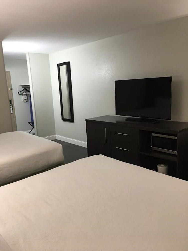 Wingate by Wyndham Kansas City 2