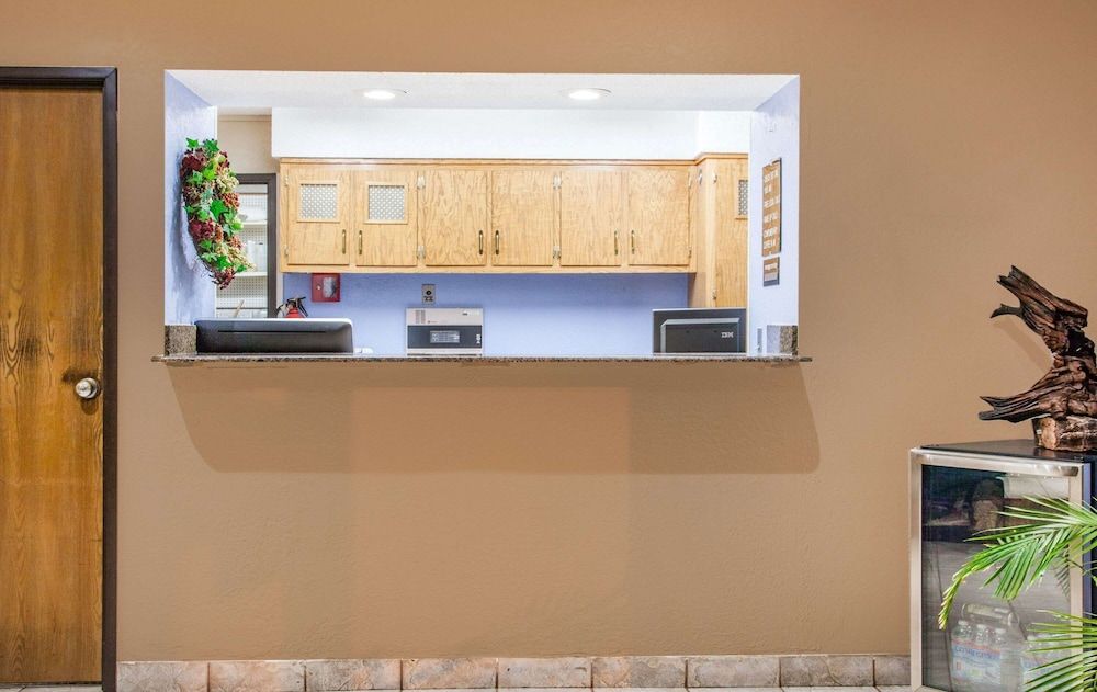 Super 8 by Wyndham Hot Springs 2