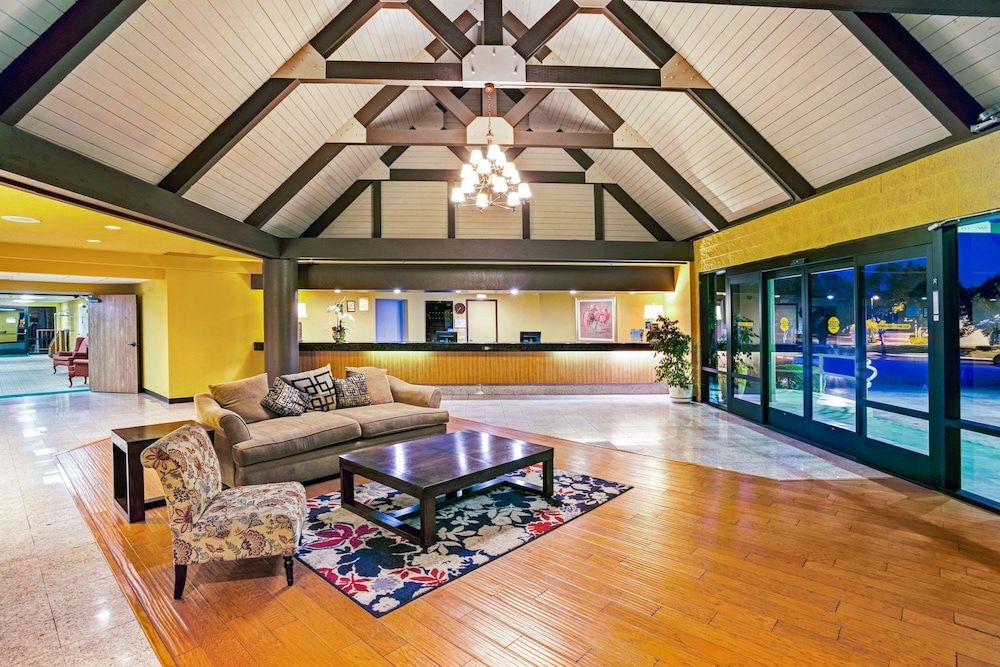 Days Inn & Suites by Wyndham Fullerton 2