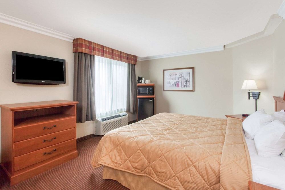 Days Inn by Wyndham Carlsbad 3