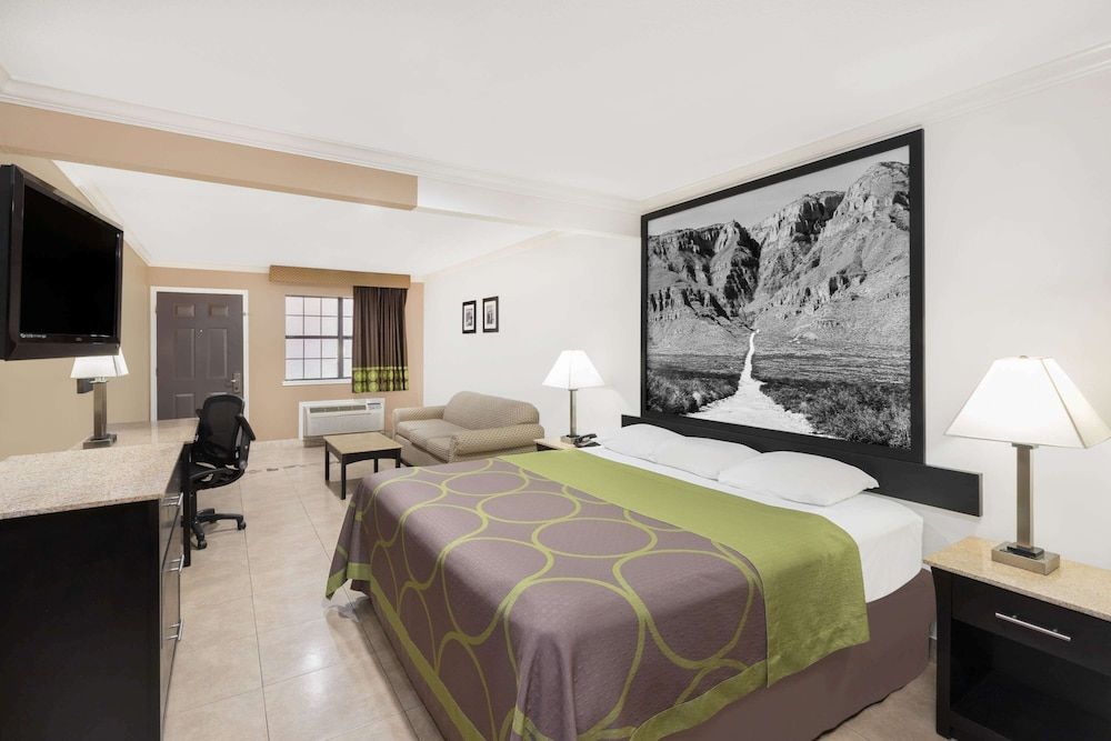Super 8 Wyndham McAllen Downtown- City Center-Plaza Mall-Airport 3