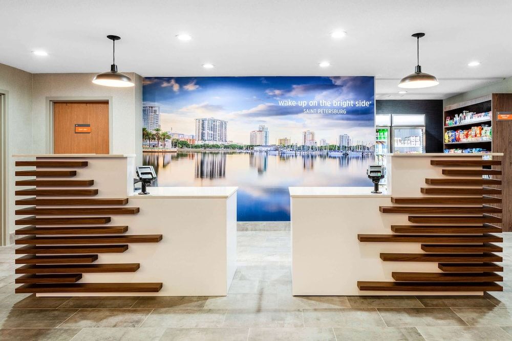 La Quinta Inn & Suites St Pete Northeast 2