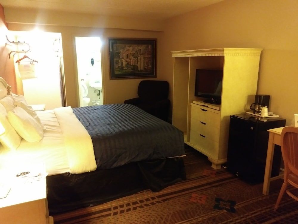 Days Inn by Wyndham Hot Springs 2