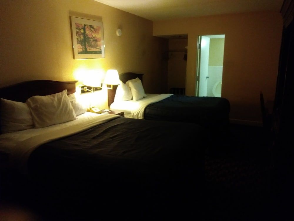 Days Inn by Wyndham Hot Springs 3