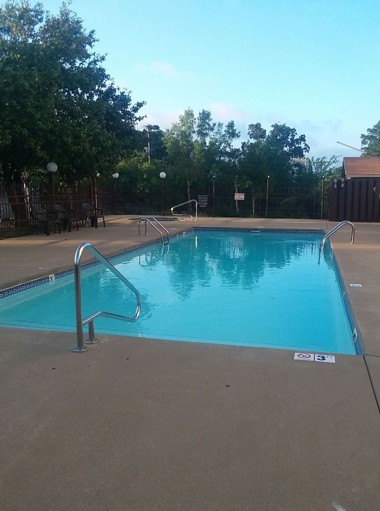 Days Inn by Wyndham Hot Springs 1