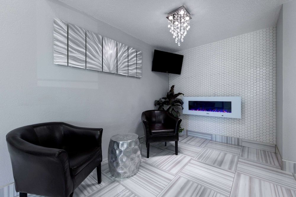 Super 8 by Wyndham Kansas City at Barry Road/Airport 3