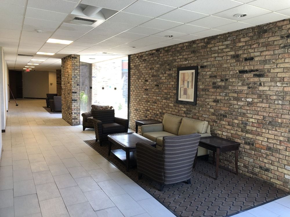 Ramada by Wyndham Michigan City 3