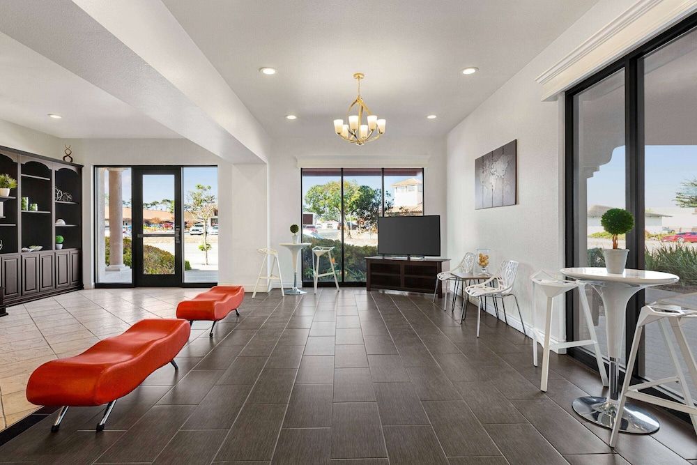 Ramada by Wyndham Marina 2