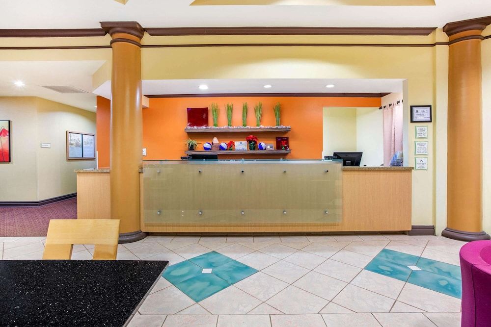 La Quinta Inn & Suites by Wyndham Raleigh Cary 3