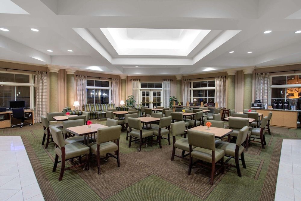 La Quinta Inn & Suites by Wyndham Denver Southwest Lakewood 3