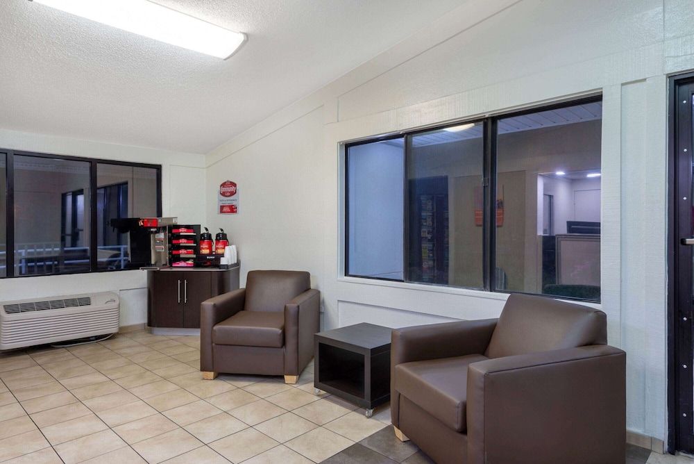 Travelodge by Wyndham Essington / Philadelphia Airport 2