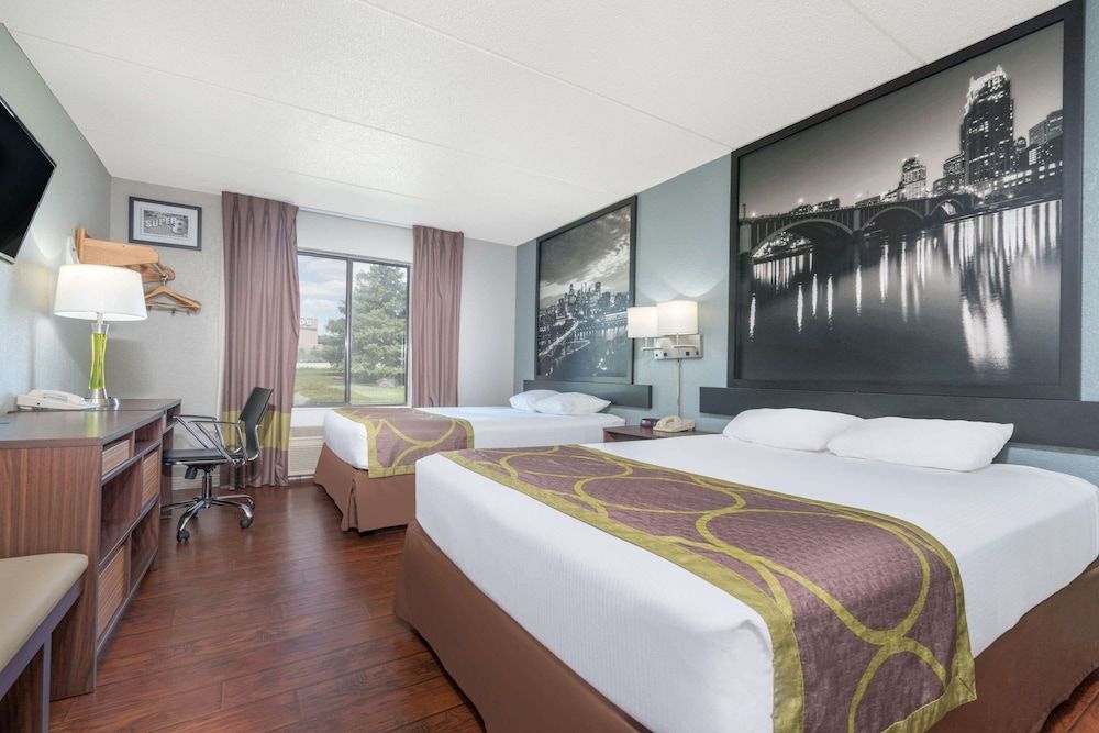 Super 8 by Wyndham Bloomington/Airport 3