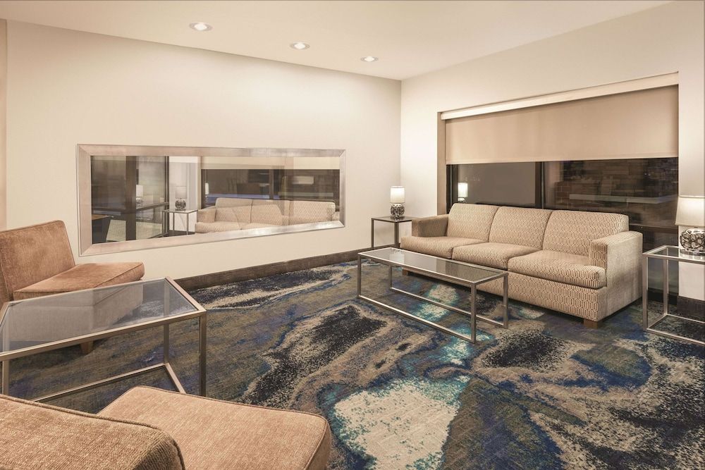 La Quinta Inn & Suites by Wyndham Philadelphia Airport 3