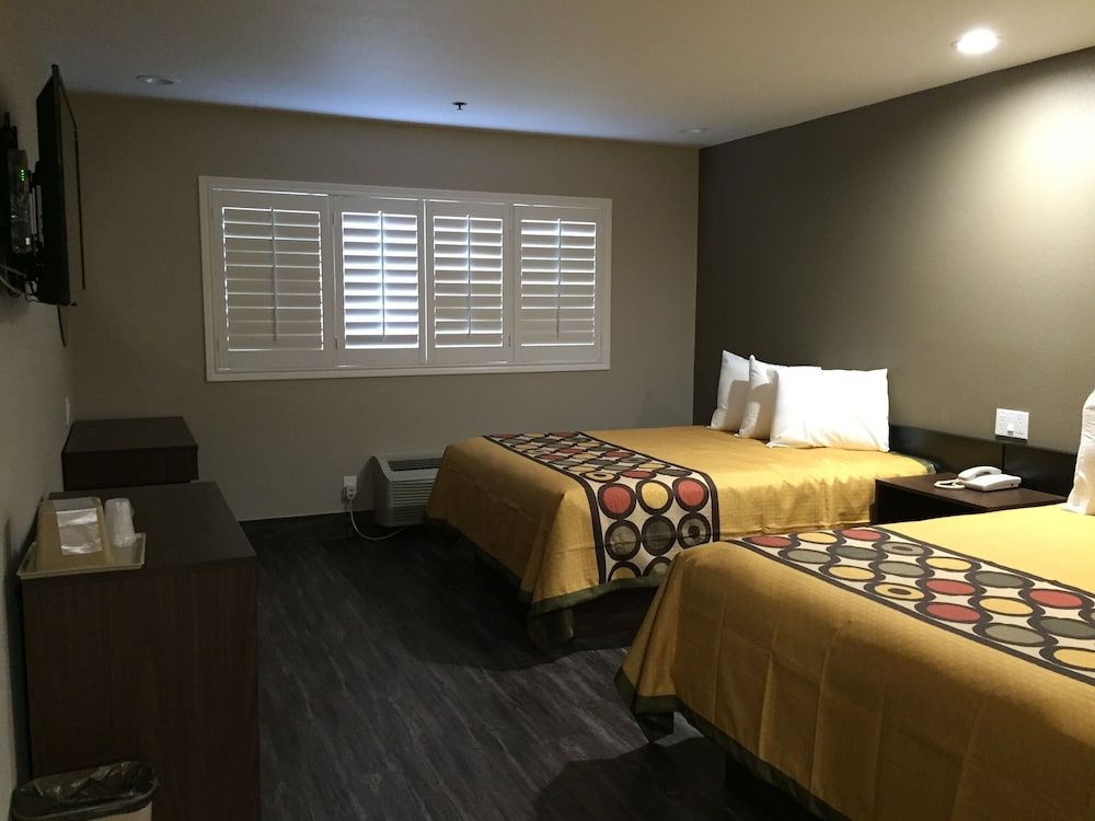 Super 8 by Wyndham National City Chula Vista 3