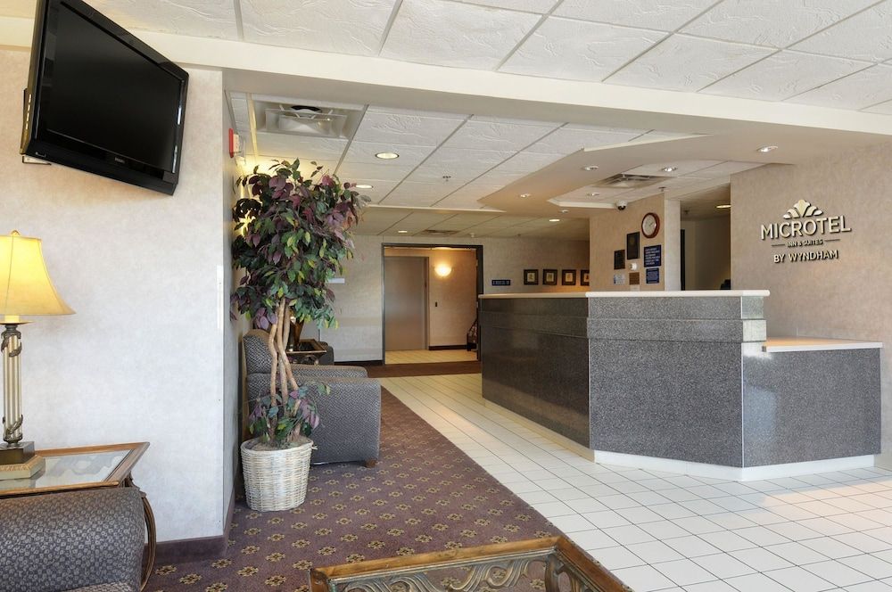 Microtel Inn and Suites by Wyndham Bloomington MSP Airport 2