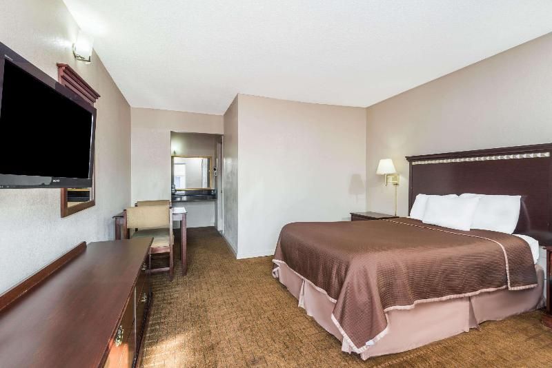 Howard Johnson by Wyndham Springfield 2