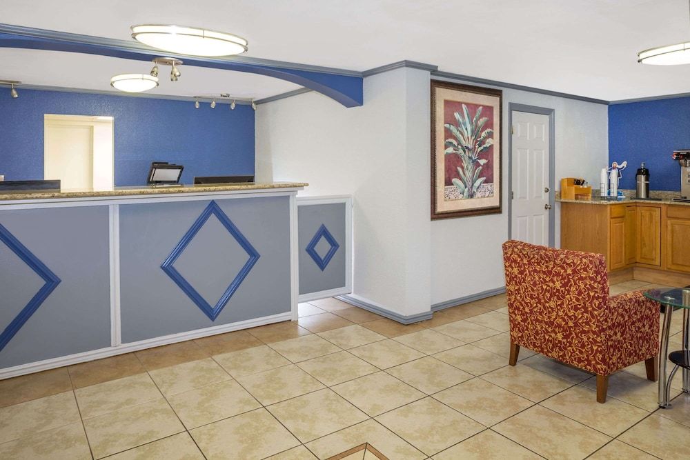 Travelodge by Wyndham Fort Myers North 3