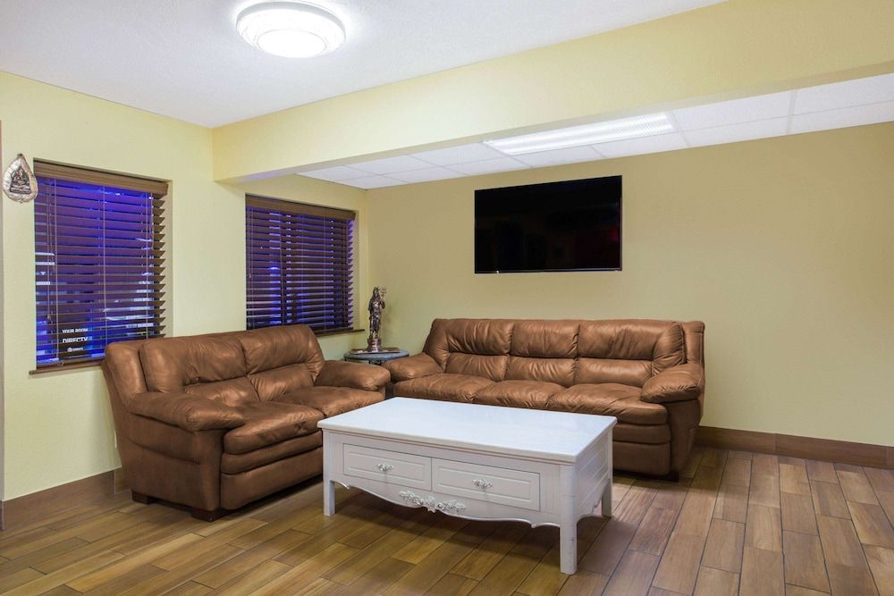 Super 8 by Wyndham Baker City 2