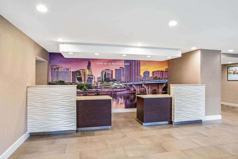 La Quinta Inn & Suites by Wyndham Hartford - Bradley Airport 3
