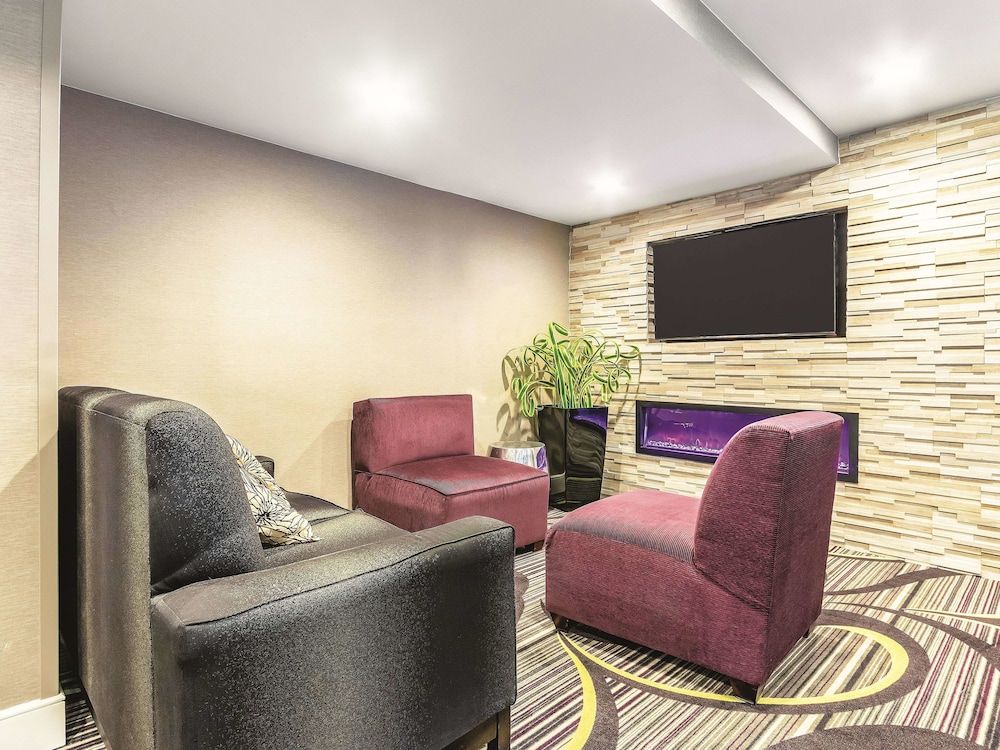 La Quinta Inn & Suites by Wyndham Hartford - Bradley Airport 2