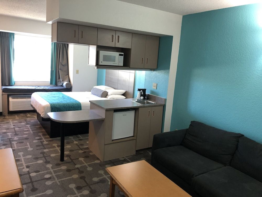 Howard Johnson&Suites by Wyndham Elk Grove Village 3