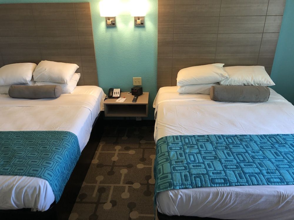 Howard Johnson&Suites by Wyndham Elk Grove Village 2